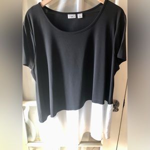 5/25 SALE 🌸🌸🌸Women’s asymmetrical short sleeve black and white tunic top